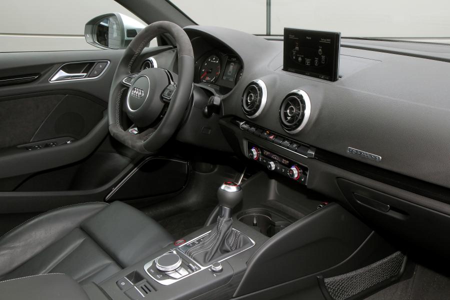 Торпедо Audi RS3 Sportback by B&B (8V) 2016 года  (фото 5 из 10)